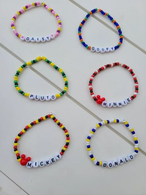 Acrylic Bracelet Ideas, Disney Beaded Bracelet Diy, Kid Bracelet Ideas, Cute Bracelet Making Ideas, Clay Beads Jewelry Ideas, Disney Bracelet Ideas Clay Beads, Bracelet Ideas Disney, Disney Bead Bracelet Ideas, Disney Beaded Bracelet