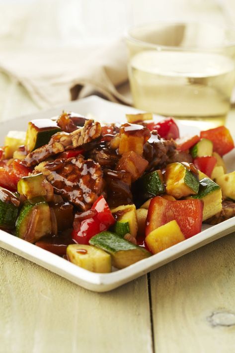 Javaans stoofpotje met tempeh Seitan, Tofu Recipes, Tempeh, Sweet And Sour Pork, Kung Pao Chicken, Vegan Food, Paneer, Diner, Vegan Recipes