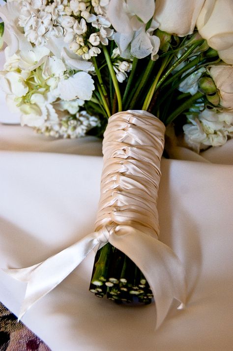 Bouquet- I like the way the ribbon is tied Love that color for a wedding dress Wedding Bouquet Ribbon Wrap, Burger Wedding, Floral Aisle Decor, Bouquet Ribbon Wrap, Romance Poses, Bridal Bouquet Handle, Pearl Bridal Bouquet, Wedding Bouquet Ribbon, Floral Place Cards