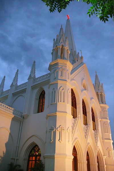 Santhome Basilica in Chennai. Beautiful Church. Resting place of 'Doubting Thomas' © Rodrigo Fonseca / WikiCommons St Thomas Basilica Chennai, Cathedral Exterior, Namma Chennai, Architecture Antique, Mother India, India Travel Guide, Church Architecture, Place Of Worship, St Thomas