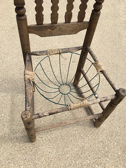 Diy Farmhouse Porch Decor, Antique Garden Ideas, Front Porch Decorating Spring, Old Chairs In The Garden, Rustic Back Porch Ideas, Spring Porch Pots Ideas, Old Chair Planter Ideas, Farmhouse Patio Decorating Ideas, Porch Plants Ideas