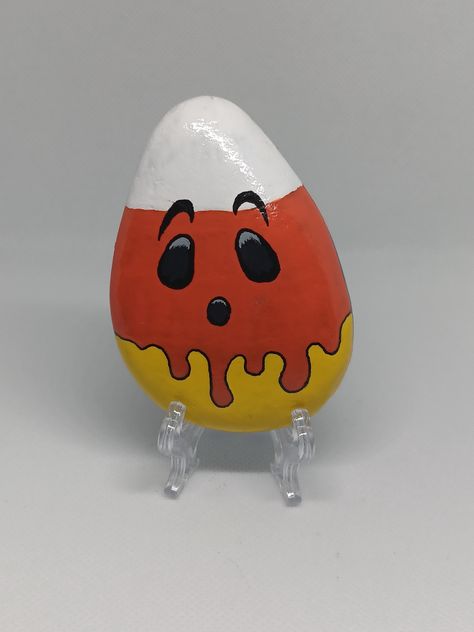 3 inch tall hand painted rock of a spooky cute candy corn halloween treat. Cute Halloween Rock Painting Ideas, Minecraft Painted Rocks, Painted Halloween Rocks, Painting Rocks Ideas Easy, Pumpkin Etching, Andro Style, Candy Rocks, Halloween Painted Rocks, Easter Rocks