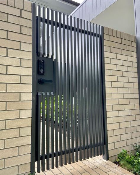 Front Entry Gate, Aluminium Battens, Modern Front Entry, Home Gate Design, Entry Gate, Modern Gate, Office Design Inspiration, Balcony Railing Design, Front Gate Design