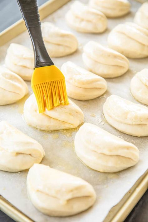 Make-Ahead Pocketbook Rolls - the dough will keep for 2 weeks in the refrigerator!! Great make-ahead side for your holiday meals!!! SO light and fluffy. Yeast, water, self-rising flour, baking soda, sugar, shortening, buttermilk, and melted butter. Everyone goes crazy over these yummy rolls. #rolls #bread #makeahead Rolls Rolls, Rolls Bread, Hard Rolls, Homemade Rolls, Yeast Rolls, Plain Chicken, Pastry Flour, Holiday Meals, Corn Recipes