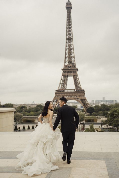 A couple posing during their Paris Pre-wedding photoshoot at Trocadero Trocadero Paris Photoshoot, Louvre Photoshoot, Parisian Balcony, Trocadero Paris, Fluffy Wedding Dress, Paris Engagement Photos, Photoshoot In Paris, Paris Engagement, Paris Couple