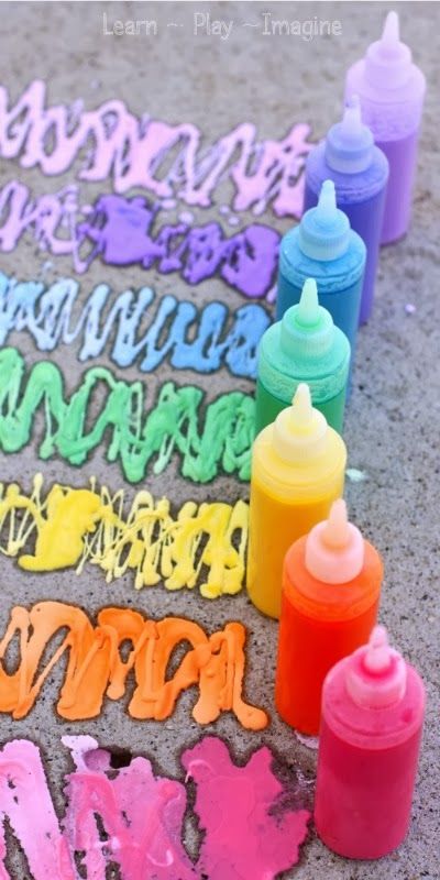 Easy recipe for rainbow sidewalk chalk paint - bonus:  it erupts! Messy Monday, Sidewalk Chalk Paint, Chalk Paint Recipe, Hantverk Diy, Outdoor Crafts, Sidewalk Chalk, Kid Activities, Child Care, Art Kids