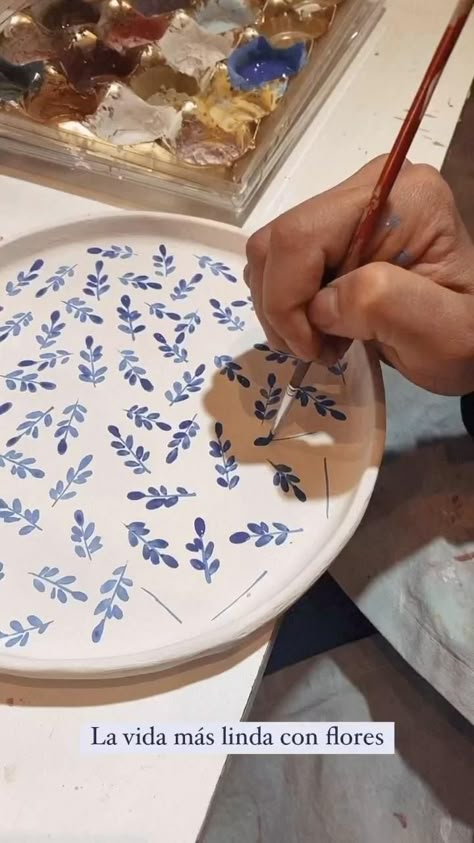 LA VIDA ES MÁS LINDA CON FLORES Paint Ideas For Pottery, Painting Ideas On Cups, Ceramic Flower Plate, Ceramic Painting Designs, Clay Pottery Painting Ideas, Painted Bowls Ceramic, Painting Ideas On Plates, Pottery Painting Easy Ideas, Ceramic Platter Painting Ideas