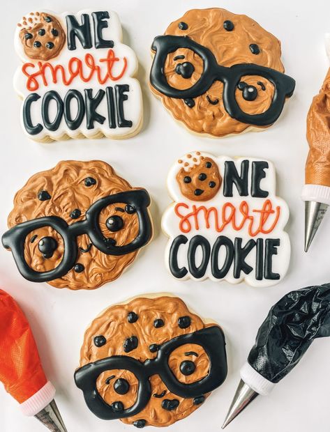 How to Decorate a One Smart Cookie Set - Summer's Sweet Shoppe One Smart Cookie Decorated Cookies, Preschool Graduation Cookies Decorated, One Smart Cookie Birthday Party, Last Day Of School Cookies, Preschool Graduation Cookies, Kindergarten Graduation Cookies, Math Cookies, Graduation Cookie Ideas, One Smart Cookie Graduation Party