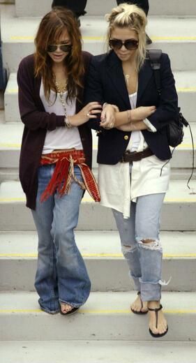 Mary-Kate & Ashley Olsen Ashley Olsen Style, Olsen Fashion, Olsen Twins Style, Mary Kate And Ashley, 2000s Fashion Trends, Looks Jeans, Mary Kate Ashley, Olsen Twins, Solange Knowles