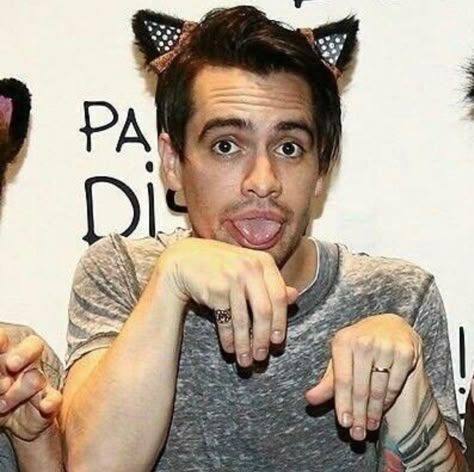 Brendon Urie Funny, Brandon Urie, Sarah Urie, Music Alternative, Emo Pictures, Emo Love, Emo Memes, Emo Band, Ryan Ross