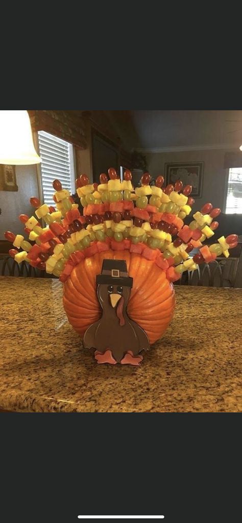 Thanksgiving Party Food, Fruit Turkey, Thanksgiving Fruit, Edible Centerpieces, Turkey Platter, Fruit Kabobs, Fruit Display, Edible Arrangements, Party Trays