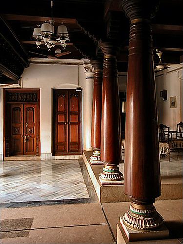 Gallery around the patio | Flickr - Photo Sharing! Traditional Indian Houses, Chettinad House, Kerala Traditional House, House Columns, Design Interior Modern, Indian Houses, Indian Interior Design, Wooden Pillars, Indian Living Rooms