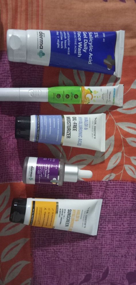 acne prone skin care Indian products Skincare Products For Oily Acne Prone Skin, Indian Skin Care Products For Acne, Acne Prone Skin Care Tips, Indian Products Skin Care, Skin Care For Acne Prone Oily Skin, Best Skin Products For Acne, Beginner Skin Care Products, Affordable Skin Care Routine For Acne, Acne Skin Care Routine Products