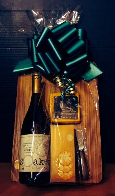 Small Cheese Board Gift Ideas, Cheese Board Christmas Gift Ideas, Cheese Gift Ideas, Wine And Cheese Gift Basket Ideas, Charcuterie Board Gift Basket Ideas Diy, Cheeseboard Gift Basket Ideas, Charcuterie Board Raffle Basket, Cheese Basket Gift Ideas, Cheese Gift Basket Ideas