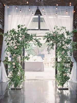 Wedding Arbors, Cheap Wedding Flowers, Wedding Ceremony Arch, Wedding Altars, Unique Wedding Flowers, Indoor Ceremony, Wedding Ceremony Flowers, Ceremony Inspiration, White Wedding Flowers