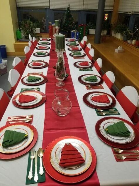 Red And Green Table Decorations, Red And Green Table Decor, Christmas Table Settings Red And Green, Christmas Table Settings Red, Christmas Dinner Table Decorations, Dinner Table Decorations, Green Table Settings, White Chair Covers, Green Table Runner