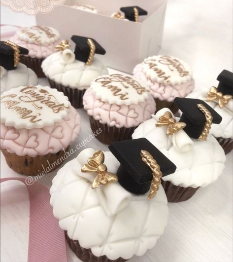 Graduation Cupcakes 2024, Glam Cupcakes, Muffins Decorados, Grad Cupcakes, Degree Cake, Hijab Graduation, Graduation Things, Graduation Party Cupcakes, Congratulations Cake