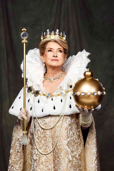 Learn how to make Martha Stewart's Queen of Halloween costume, which is inspired by coronation portraits of Queen Elizabeth I. Halloween Martha Stewart, Martha Stewart Halloween Costumes, Queen Of Halloween, Martha Stewart Halloween, Iconic Halloween Costumes, Wedding Party Planning, Pumpkin Carving Templates, Snoop Dog, Pumpkin Fall Decor