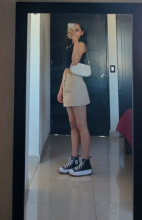 Beige skirt/ mini skirt / black & beige outfit/ corverse/ casuals/ shoulde bag/ fashion inspo/ Black Beige Outfit, Beige Mini Skirt Outfit, Khaki Skirt Outfit, Beige Skirt Outfit, Denim Skirt Outfits, Beige Skirt, Casual Skirt Outfits, Beige Outfit, Mini Skirt Black