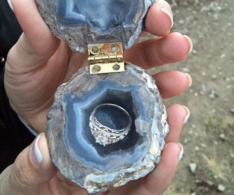 Make your already memorable proposal a bit more special by placing the engagement ring inside this geode ring box. This gorgeous handcrafted ring box is held together by a golden latch and has been fitted with a small ring-sized cavity at the center. Creative Engagement Rings, Big Wedding Rings, Skull Engagement Ring, Geode Ring, Wedding Rings Solitaire, Engagement Ring Box, Wedding Ring Box, Wedding Rings Unique, Wedding Rings Vintage