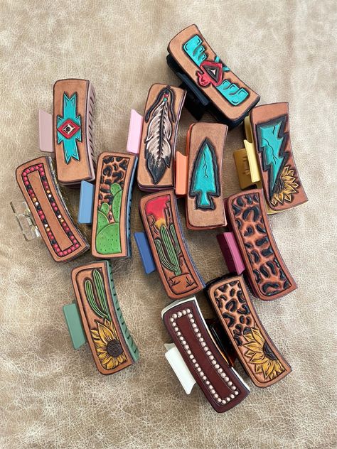 Hand tooled and painted leather patch on a 4" hair clip! Leather Hair Clips Pattern, Western Hair Clips, Leather Claw Clip Designs, Western Leather Hair Clips, Tooled Leather Hair Barrette, Leather Hair Clips, Country Hairstyles, Western Hair, Handmade Leather Work