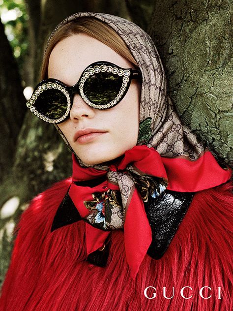 Covered up in the Gucci Garden with the GG print silk scarf and black cat eye sunglasses studded with diamond style stones. Gucci Gifts, Gucci Eyewear, Gucci Fashion, Gucci Sunglasses, Luxury Sunglasses, Gucci Black, Designer Sunglasses, Look Fashion, Cat Eye Sunglasses