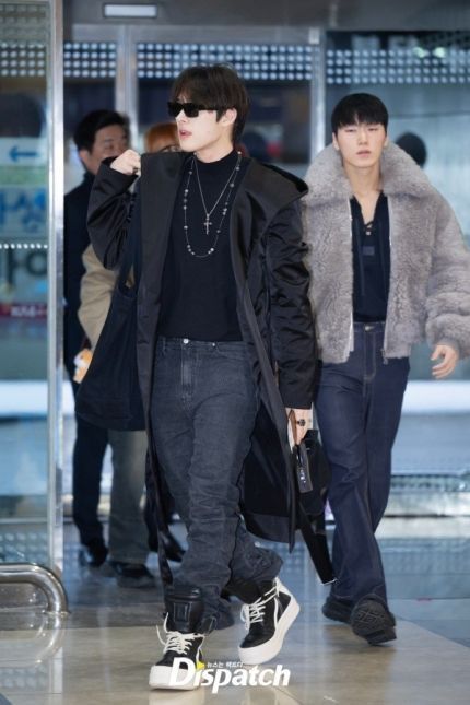 Airport Pictures, Ateez Mingi, At Airport, San Ateez, Press Photo, Airport Style, Korean Street Fashion, Asian Men, Boy Fashion