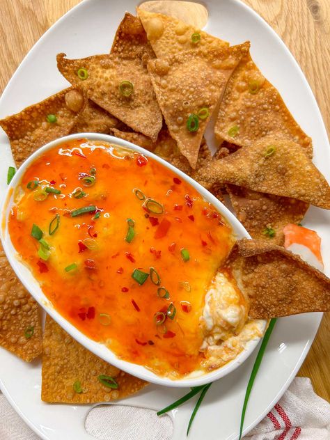 Crab Rangoon Dip (With Wonton Chips) Rangoon Dip, Wonton Wraps, Vegetarian Dip, Crab Rangoons, Crab Rangoon Dip, Wonton Chips, Crab Rangoon Recipe, Asian Appetizers, Creamy Crab