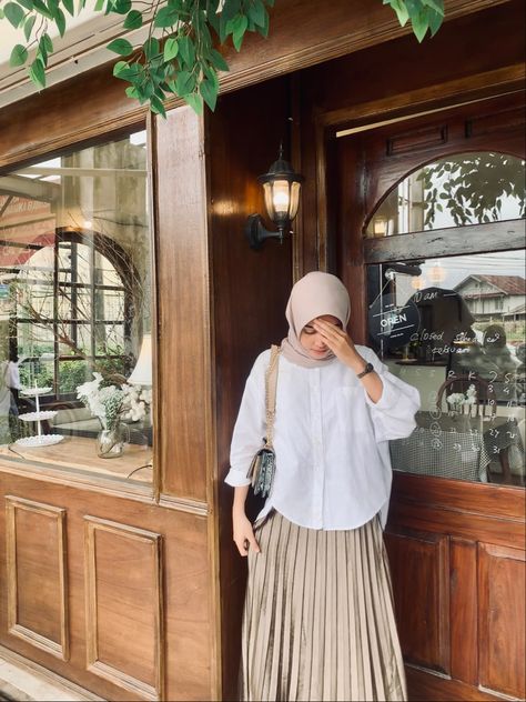 Plisket Skirt Outfit Hijab, Celana Jins Wanita, Skirt Outfits Hijab, Ootd Hijab Casual Simple, Outfit Ideas Muslim, Ootd Ngampus, Outfit Ngampus, Skirt Ootd, Outfit Hijab Casual