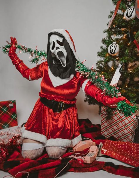 Deck the Halls with this Christmas Ghostface Photoshoot - Spooky Christmas Photoshoot, Ghostface Christmas, Ghostface Photoshoot, Halloween Shoot, Christmas Horror, Spooky Christmas, Creepy Christmas, Christmas Photoshoot, Holiday Pictures