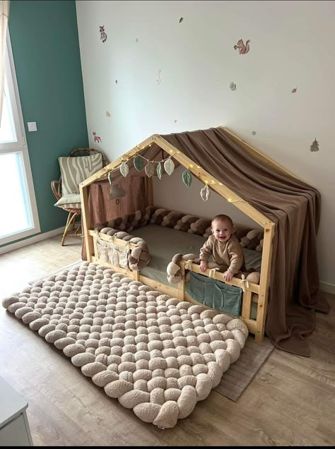 Montessori Small Bedroom, Montessori Boys Room, Kid Boy Room Ideas, Montessori Bedroom Toddler Boys, One Year Old Bedroom, Diy Montessori Bed, One Year Old Room, Toddler Boy Rooms, Baby Floor Bed