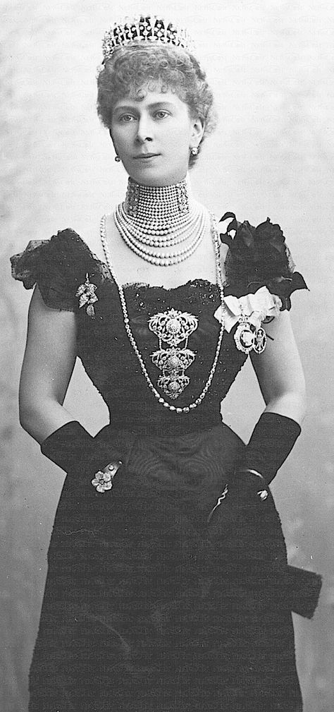 Queen Mary in an incredible amount of pearl and diamond jewelry.  Before cultured pearls were grown, pearls were more valuable than diamonds. Queen Mary Of England, Mary Of Teck, Victorian Pictures, English Royalty, Royal Tiaras, Last Ride, King Edward, Isabel Ii, European Royalty