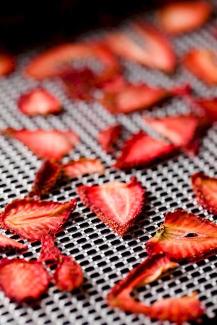 Dried Strawberries Drying Fruit, Fruit Powders, Cupcake Project, Fruit Powder, Dehydrated Foods, Strawberry Powder, Food Dehydrator, Dehydrated Fruit, Powder Recipe