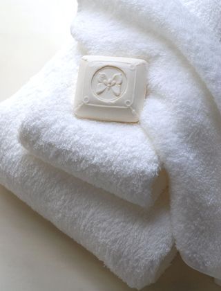 Pretty Soap, Bed And Breakfast Inn, Fluffy Towels, Simply White, White Cottage, Relaxing Bath, White Towels, Soft Towels, Shades Of White