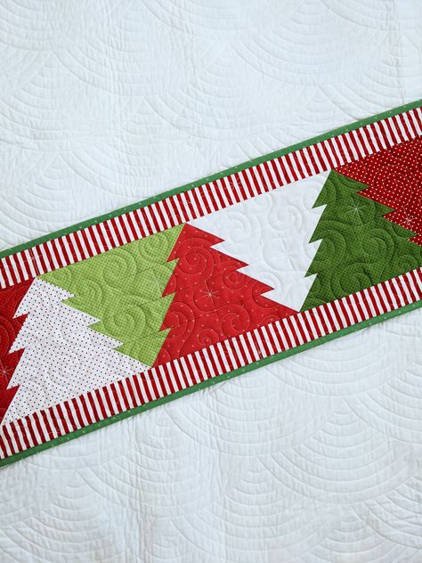 Christmas Table Runner Quilt Patterns Free, Christmas Sewing Table Runner, Christmas Tree Table Runner Patterns Free, High School Quilt Ideas, Christmas Runners Quilted, Table Runner Quilted Patterns Free, Xmas Quilting Ideas, Table Runners Patterns Free Sewing, Christmas Table Runner Tutorial