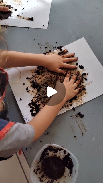 Liderlane Fernandes / Professora on Instagram: "Vivência Sensorial com pó de café.  Aliada a proposta, trabalhar a parlenda: "A casinha da Vovó, Cercadinha de cipó, O café está demorando, Com certeza não tem pó."  ♥️ #educacaoinfantil  #cafe #sensorial" Reggio Emilia, Cafe