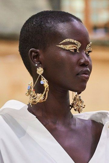 Avant Garde Makeup, Big Jewelry, Gold Makeup, Pat Mcgrath, Editorial Makeup, Cool Street Fashion, How To Apply Makeup, Creative Makeup, Aesthetic Makeup