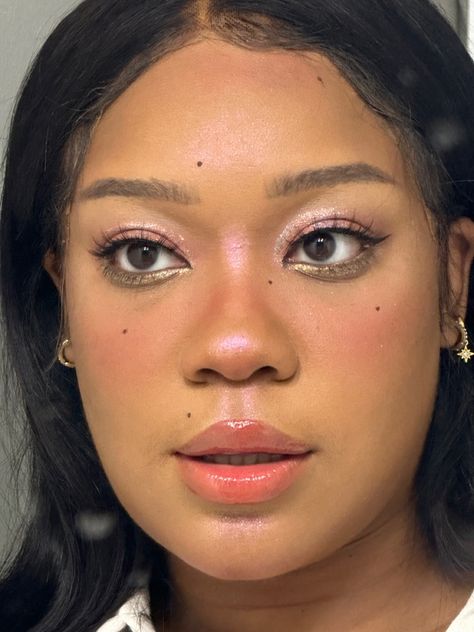 Coquette Makeup Inspiration, Peachy Douyin Makeup, Light Color Makeup, Douyin Makeup Aesthetic, Makeup Double Eyelid, Japanese Makeup Black Skin, Pink Douyin Makeup Brown Skin, Cutesy Makeup Looks, Doll Make Up Look