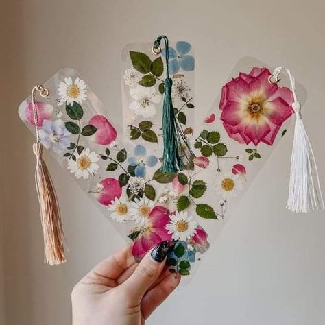 Laminating Crafts, Flowers Paper Craft, Pressed Flowers Diy, Floral Bookmarks, Dried Flowers Diy, Diy Fleur, Handmade Bookmarks Diy, Pressed Floral, Make Paper Flowers