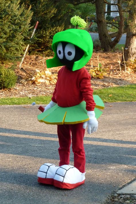 Marvin the Martian-Red leggings and trutleneck, foam skirt and helmet with felt crafted shoes and mailing tube dynamite Road Runner Costume Diy, Toy Story Martian Costume, Miss Martian Cosplay, Marvin The Martian Costume, Marvin The Martian Crochet Pattern, Marvin The Martian Painting, Martian Costume, Marvin The Martian, Unique Halloween Costumes