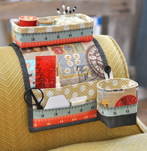 An Ingenious Organizer for Your Favorite Armchair - Quilting Digest Maker Station, Sewing Caddy, Needle Books, Sewing Kits, Beginner Sewing Projects Easy, Patchwork Quilting, Leftover Fabric, Art Cards, Gift Art