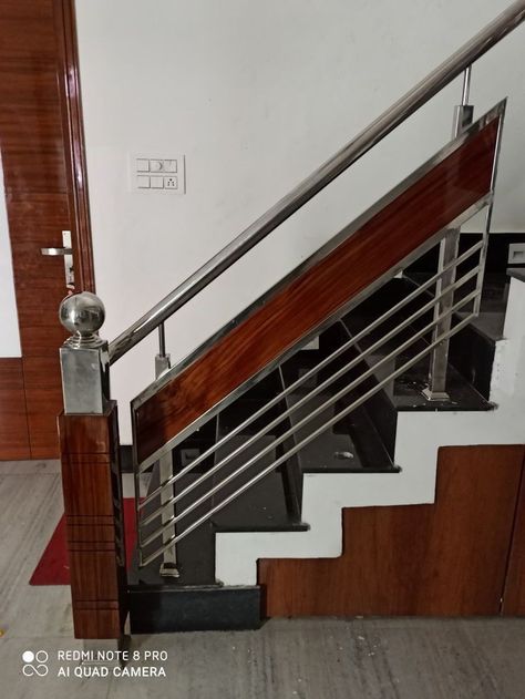 Steel Railing For Stairs, Reling Design Steel Ms, Steel Staircase Design Modern, Ss Railing Design For Staircase, Modern Stair Railing Stainless Steel, Steel Railing Design Stairways, Steel Stairs Railing Design, Ss Railing Design, Ss Railing