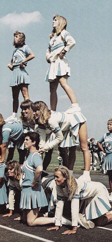 70s cheerleaders American High School, Cheerleader Costume, Fashion 70s, Fotografi Digital, Cheerleading Uniforms, 80s Aesthetic, The Jacksons, Highschool Aesthetic, Teenage Dream