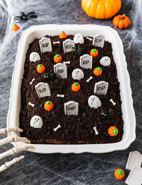 Chocolate Dirt Cake, Chocolate Dirt, Graveyard Cake, Oreo Dirt Cake, Halloween Cakes Easy, Dirt Cake Recipes, Homemade Chocolate Frosting, Milano Cookies, Postres Halloween