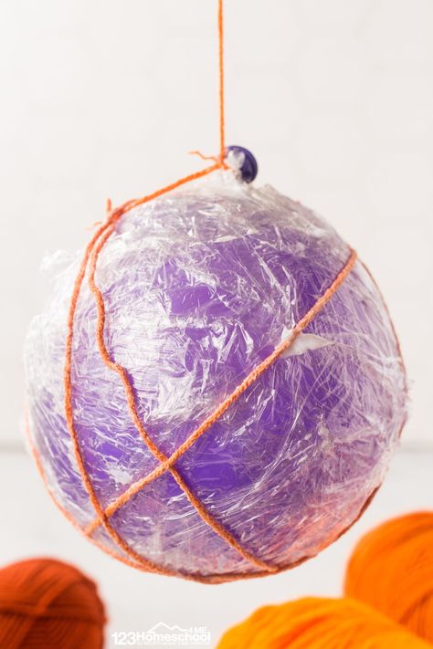 tie yarn to balloon and hang, dip yarn pieces in glue and wrap in randoom patterns around balloon Pumpkin Arts And Crafts, Harvest Crafts For Kids, Pumpkin Seed Crafts, Yarn Balloon, Pumpkin Science Experiment, Pumpkin Math Activities, Yarn Pumpkins, Prek Art, Pumpkin Math