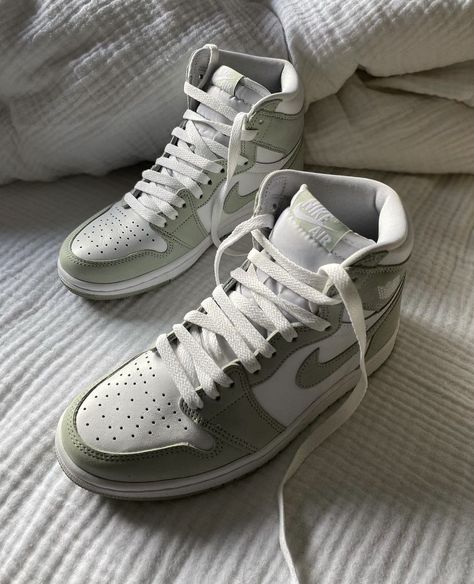 picture of light green air jordan 1 Light Green Quince Theme, Light Green Jordans, Air Force 1 Hightop, Light Green Sneakers, Green Air Force 1, Hoco 2023, Green Quince, Green Jordans, Jordan Outfit