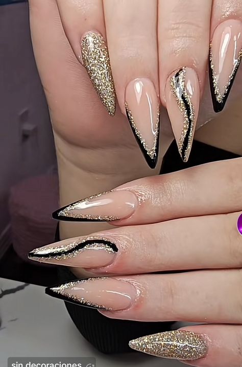 Black And Gold Nails Elegant, Old Hollywood Nails Designs, Black And Gold Winter Nails, Black And Gold Coffin Nail Ideas, Black And Gold Oval Nails, Black And Gold Nails Long, Formal Black Nails, Black And Gold Nails Design Classy, Great Gatsby Nails Designs