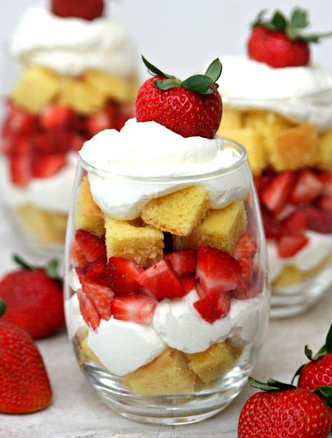 Strawberry Shortcake Parfaits Leftover Biscuits, Trifle Dessert Recipes, Easy Strawberry Shortcake, Strawberry Trifle, Coconut Dessert, Quick Dessert Recipes, Trifle Desserts, Brownie Desserts, Dessert Candles