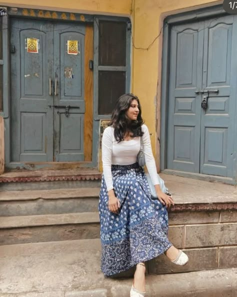 Skirt And Kurti Outfit, Uttarayan Outfit Ideas, Trip Wear Outfit Ideas Women, Trip Style Outfit Ideas, Western Clothes For Women Outfits, Bangalore Outfit Ideas, Casual Outfit Poses For Women, Outfits For Udaipur Trip Women, Kerala Vacation Outfits