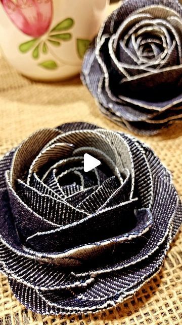 Denim Flowers Diy How To Make, Making Fabric Flowers, Denim And Diamonds, Fabric Flower Tutorial, This Girl Can, Handmade Flowers Fabric, Denim Flowers, Santa Catalina, Jean Crafts